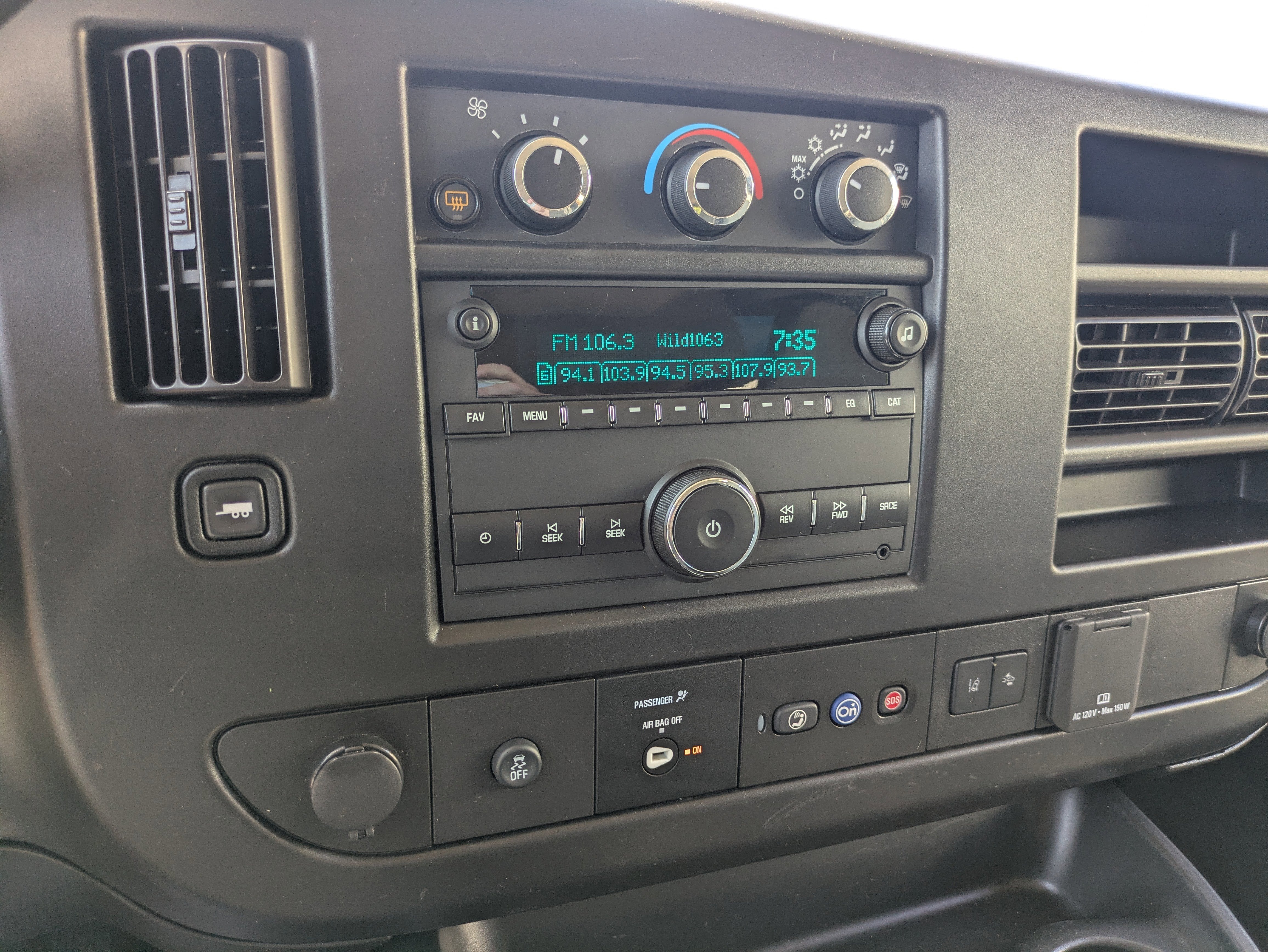 2023 Chevrolet Express Passenger 3500 1LT