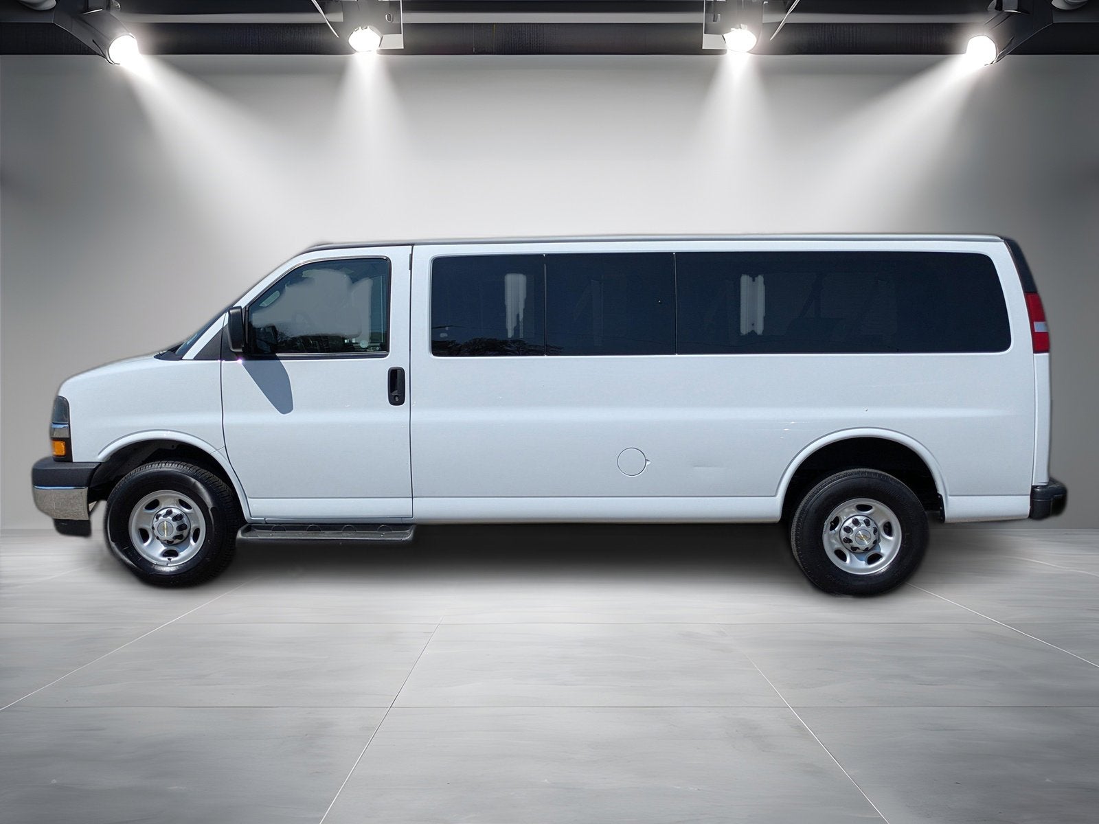 2023 Chevrolet Express Passenger 3500 1LT