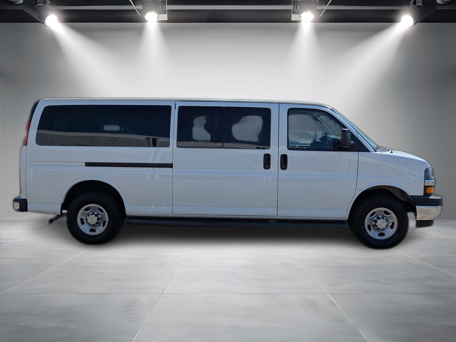 2023 Chevrolet Express Passenger 3500 1LT