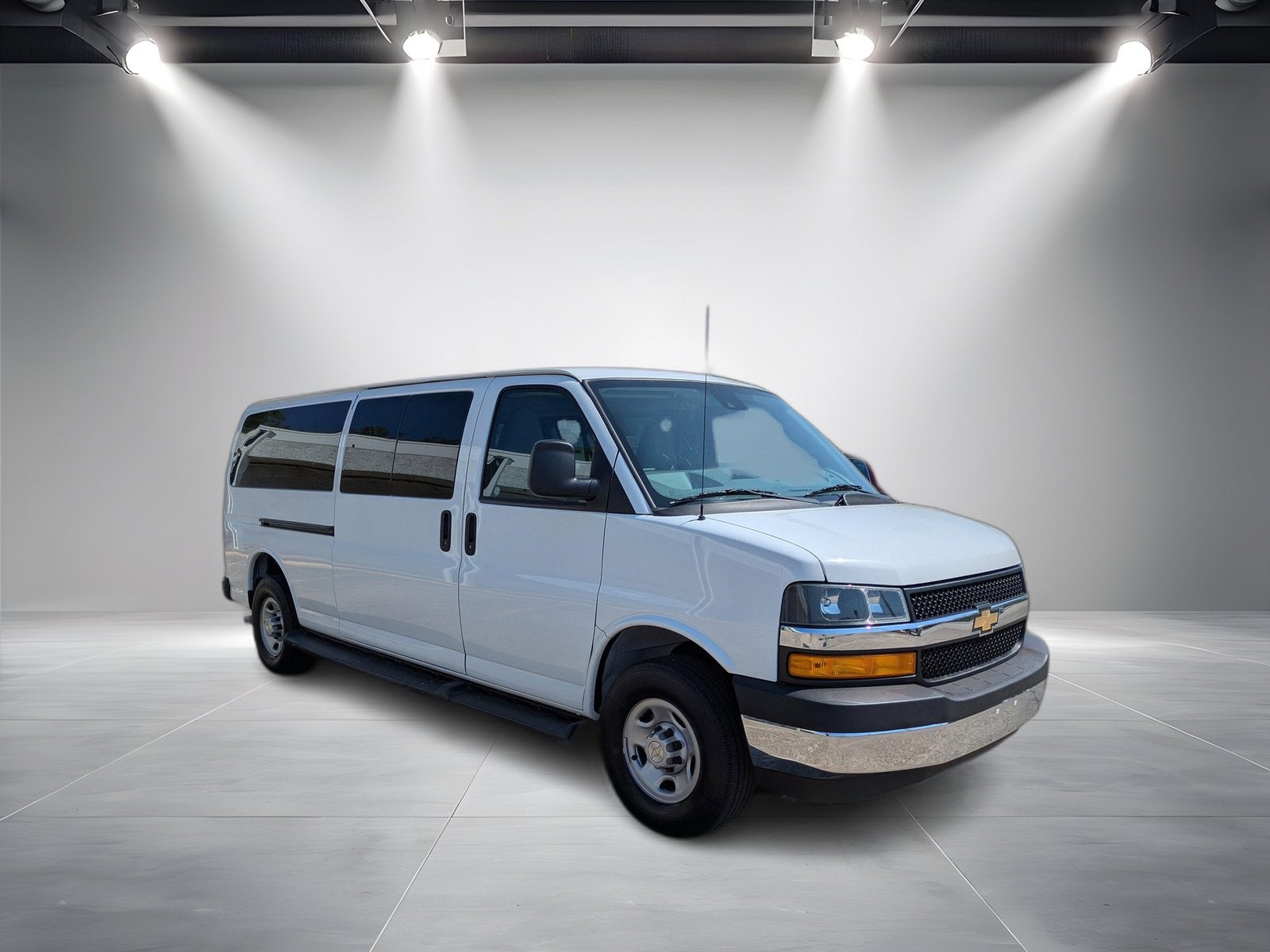 2023 Chevrolet Express Passenger 3500 1LT